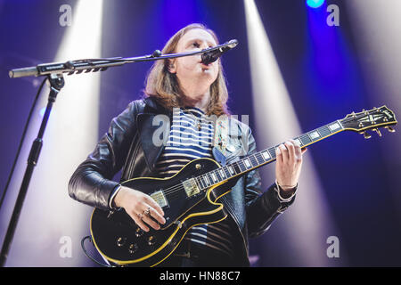 Londres, Royaume-Uni. 9 février 2017 - Alex Trimble, de l'Irish folk pop, Two Door Cinema Club, fonctionne à Alexandra Palace, Londres, 2017 Credit : Myles Wright/ZUMA/Alamy Fil Live News Banque D'Images