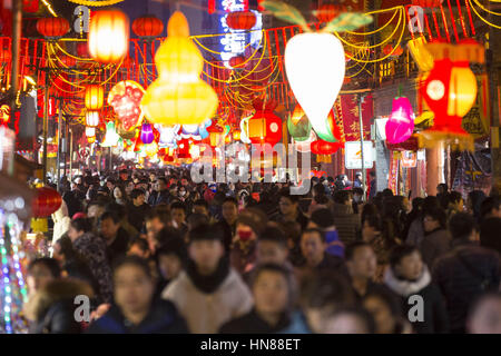 Taiyuan, Chine. Feb 9, 2017. Les touristes voir lanternes à Taiyuan, capitale du nord-ouest de la province de Shanxi, February 9th, 2017. La rue piétonne est décoré de milliers de lanternes diverses, la célébration de la prochaine fête des Lanternes. Crédit : SIPA Asie/ZUMA/Alamy Fil Live News Banque D'Images