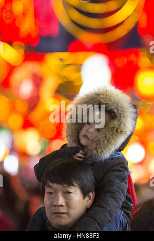 Taiyuan, Chine. Feb 9, 2017. Les touristes voir lanternes à Taiyuan, capitale du nord-ouest de la province de Shanxi, February 9th, 2017. La rue piétonne est décoré de milliers de lanternes diverses, la célébration de la prochaine fête des Lanternes. Crédit : SIPA Asie/ZUMA/Alamy Fil Live News Banque D'Images