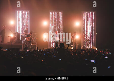 Londres, Royaume-Uni. 9 février 2017 - Alex Trimble, Kevin Baird et Sam Halliday de l'Irish folk pop, Two Door Cinema Club, effectuer à Alexandra Palace, Londres, 2017 Credit : Myles Wright/ZUMA/Alamy Fil Live News Banque D'Images