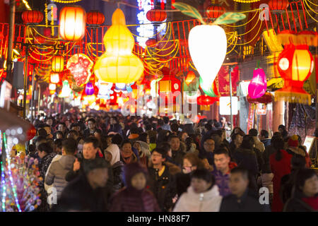 Taiyuan, Chine. Feb 9, 2017. Les touristes voir lanternes à Taiyuan, capitale du nord-ouest de la province de Shanxi, February 9th, 2017. La rue piétonne est décoré de milliers de lanternes diverses, la célébration de la prochaine fête des Lanternes. Crédit : SIPA Asie/ZUMA/Alamy Fil Live News Banque D'Images