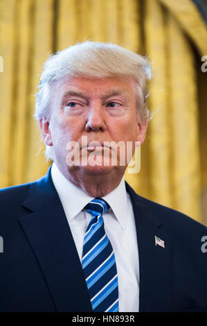 Le président américain, Donald J. Trump montres en tant que Vice-président Mike Pence se prépare à prêter en procureur général Jeff Sessions dans le bureau ovale de la Maison Blanche à Washington, DC, USA, 09 février 2017. Le 08 février, après une bataille litigieuses sur les lignes de parti, le Sénat a voté pour confirmer Séances comme procureur général. Crédit : Jim LoScalzo/MediaPunch /CNP via Piscine Banque D'Images