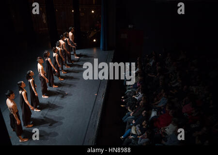 Tel Aviv. Feb 9, 2017. Danseurs de China's Alley Dance Theatre effectuer à Tel Aviv, Israël, le 9 février 2017. La performance a été le cadre des célébrations du 25e anniversaire de l'établissement de relations diplomatiques entre la Chine et Israël. Credit : Guo Yu/Xinhua/Alamy Live News Banque D'Images