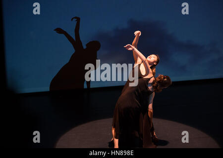 Tel Aviv. Feb 9, 2017. Danseurs de China's Alley Dance Theatre effectuer à Tel Aviv, Israël, le 9 février 2017. La performance a été le cadre des célébrations du 25e anniversaire de l'établissement de relations diplomatiques entre la Chine et Israël. Credit : Guo Yu/Xinhua/Alamy Live News Banque D'Images