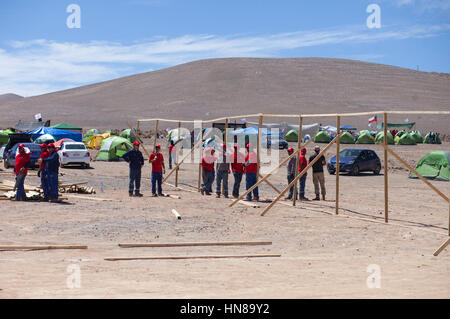 Antofagasta, Chili. Feb 9, 2017. Les travailleurs de la mine Escondida en établir un camp à l'extérieur d'une mine pendant une grève, dans la région d'Antofagasta, Chili, le 9 février 2017. Puissance minière australienne BHP Billiton a été secoué comme une grève a commencé vendredi à leur tenue d'Escondida au Chili, la plus grande mine de cuivre du monde. Credit : Juan Ricardo/AGENCIAUNO/Xinhua/Alamy Live News Banque D'Images