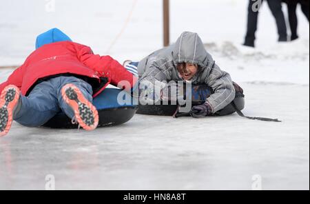 Harbin, Chine, province de Heilongjiang. 10 fév, 2017. Les enfants jouent sur la rivière Songhua gelé à Harbin, capitale de la province du nord-est de la Chine, le 10 février 2017. Credit : Wang Kai/Xinhua/Alamy Live News Banque D'Images