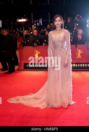 Berlin, Allemagne. 09Th Feb 2017. L'actrice chinoise Tang Yan aka Tiffany Tang arrive à la première mondiale de 'Django' lors de la 67e Festival International du Film de Berlin, Berlinale Berlinale Palast, à Berlin, Allemagne, le 09 février 2017. Photo : Hubert Boesl - AUCUN FIL SERVICE - Photo : Hubert Boesl/dpa/Alamy Live News Banque D'Images