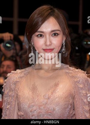 Berlin, Allemagne. 09Th Feb 2017. L'actrice chinoise Tang Yan aka Tiffany Tang arrive à la première mondiale de 'Django' lors de la 67e Festival International du Film de Berlin, Berlinale Berlinale Palast, à Berlin, Allemagne, le 09 février 2017. Photo : Hubert Boesl - AUCUN FIL SERVICE - Photo : Hubert Boesl/dpa/Alamy Live News Banque D'Images