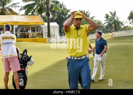 Kuala Lumpur, Malaisie. 10 février 2017. Rafa CABRERA BELLO(Centre) de l'Espagne en photo au cours de la deuxième journée du championnat 2017 la Malaisie à Maybank Saujana Golf and Country Club le 10 février 2017 à Kuala Lumpur, Malaisie Crédit : Chris JUNG/Alamy Live News Banque D'Images