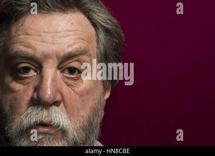 10 février 2017 - Portrait d'homme de race blanche âgé mddle sur fond rouge Crédit : Igor Golovniov/ZUMA/Alamy Fil Live News Banque D'Images