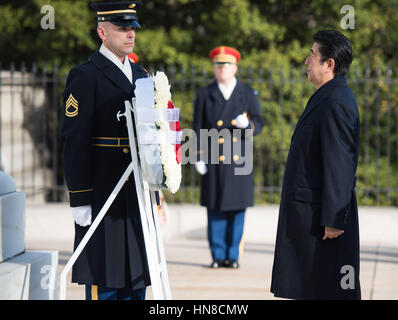 Washington DC, USA. 10 février 2017. Le Premier ministre japonais Shinzo Abe met une couronne sur la Tombe du Soldat inconnu au cimetière national d'Arlington, le 10 février 2017 à Arlington, en Virginie. Credit : Planetpix/Alamy Live News Banque D'Images