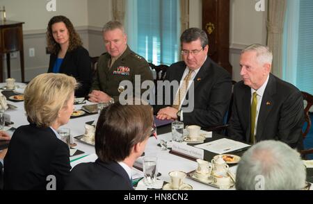 Arlington, Virginia, USA. 10 février 2017. Le secrétaire américain à la défense, Jim Mattis, droite, au cours d'une réunion avec le Ministre allemand de la défense, Ursula von der Leyen, gauche, au Pentagone le 10 février 2017 à Arlington, en Virginie. Credit : Planetpix/Alamy Live News Banque D'Images