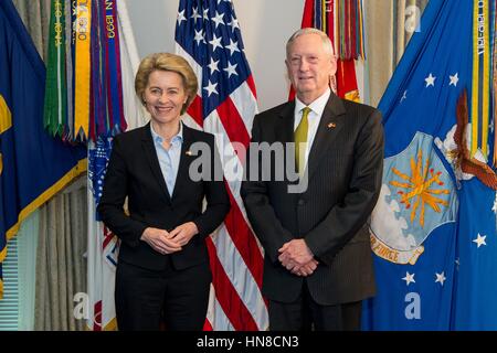 Arlington, Virginia, USA. 10 février 2017. Le secrétaire américain à la défense, Jim Mattis, droite, s'élève avec le Ministre allemand de la défense, Ursula von der Leyen, avant leur réunion bilatérale au Pentagone le 10 février 2017 à Arlington, en Virginie. Credit : Planetpix/Alamy Live News Banque D'Images