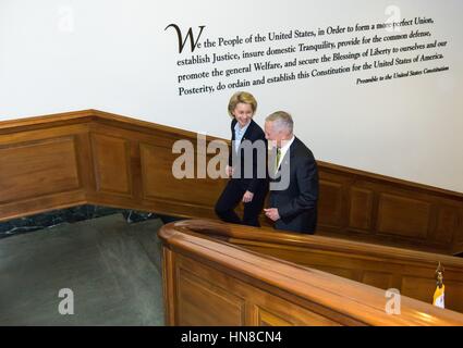 Arlington, Virginia, USA. 10 février 2017. Le secrétaire américain à la défense, Jim Mattis, droite, les escortes le Ministre allemand de la défense, Ursula von der Leyen, avant leur réunion bilatérale au Pentagone le 10 février 2017 à Arlington, en Virginie. Credit : Planetpix/Alamy Live News Banque D'Images