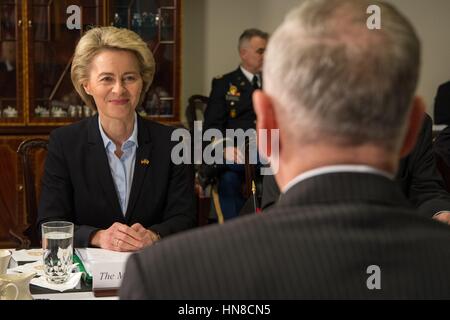 Arlington, Virginia, USA. 10 février 2017. Le ministre allemand de la défense, Ursula von der Leyen, gauche, lors d'une rencontre avec le secrétaire américain à la défense, Jim Mattis, droite, au Pentagone le 10 février 2017 à Arlington, en Virginie. Credit : Planetpix/Alamy Live News Banque D'Images