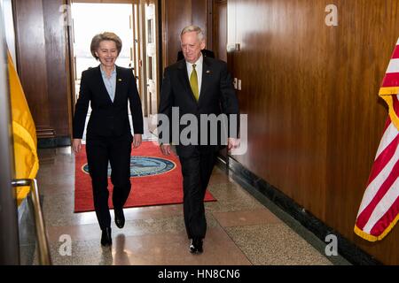 Arlington, Virginia, USA. 10 février 2017. Le secrétaire américain à la défense, Jim Mattis, droite, les escortes le Ministre allemand de la défense, Ursula von der Leyen, avant leur réunion bilatérale au Pentagone le 10 février 2017 à Arlington, en Virginie. Credit : Planetpix/Alamy Live News Banque D'Images