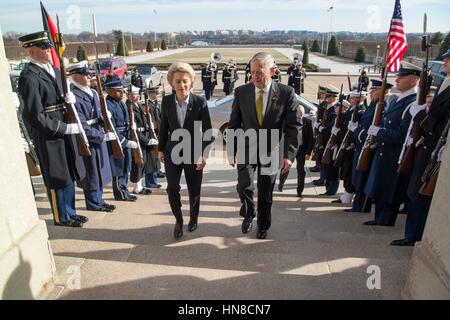 Arlington, Virginia, USA. 10 février 2017. Le secrétaire américain à la défense, Jim Mattis, droite, les escortes le Ministre allemand de la défense, Ursula von der Leyen, au cours de la cérémonie d'arrivée avant leur réunion bilatérale au Pentagone le 10 février 2017 à Arlington, en Virginie. Credit : Planetpix/Alamy Live News Banque D'Images