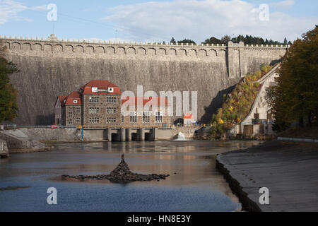 L'Europe, Pologne, Pilchowice barrage et centrale hydroélectrique, centrale électrique historique de 1912, monument industriel dans la région de Basse Silésie. Banque D'Images