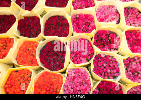 Bouquets de roses rose et rouge en vente sur Pak Khlong Talad Flower Market, Bangkok, Thaïlande Banque D'Images