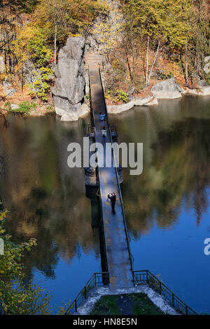 Vieux pont sur le lac Modre en automne, la Basse Silésie, Pologne, Europe Banque D'Images