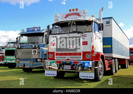 ALAHARMA, FINLANDE - le 12 août 2016 : Classique Volvo F88 Kenth Fors de Munsala parmi plus de nostalgie show camions sur Power Truck Show 2016, en Finlande. Banque D'Images
