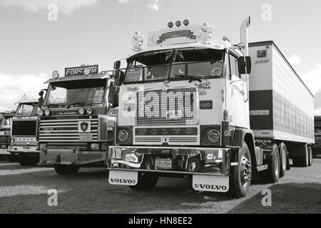 ALAHARMA, FINLANDE - le 12 août 2016 : Classique Volvo F88 Kenth Fors de Munsala parmi plus de nostalgie show camions sur Power Truck Show 2016, en Finlande, en b Banque D'Images