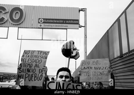 Manifestations à Tijuana, Mexique - 15/01/2017 - Mexique / Basse Californie / Tijuana - Démonstrations à Tijuana, au Mexique, les gens font état d'augmentation des prix des hydrocarbures. - Alexandre Afonso / Le Pictorium Banque D'Images