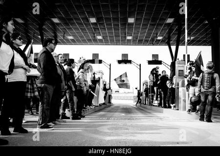 Manifestations à Tijuana, Mexique - 15/01/2017 - Mexique / Basse Californie / Tijuana - Un groupe a pris la douane mexicaine de Tijuana, Baja California, démonstrations à Tijuana, au Mexique, les gens font état d'augmentation des prix des hydrocarbures. - Alexandre Afonso / Le Pictorium Banque D'Images