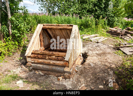 Nouvelle construction de puits d'eau en bois dans village russe en été Banque D'Images