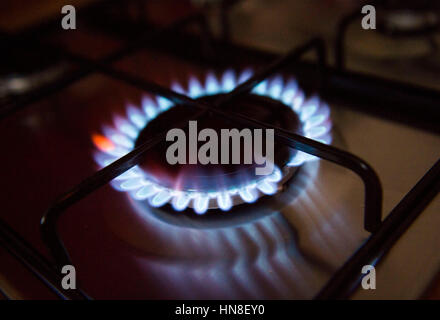 Cuisinière à gaz allumée la flamme coût de l'énergie UK Banque D'Images