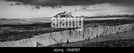 Tempête et arc-en-ciel, Château de Bamburgh, Bamburgh, village au nord de la côte de Northumbrie, comté de Northumbrie, England, UK Banque D'Images