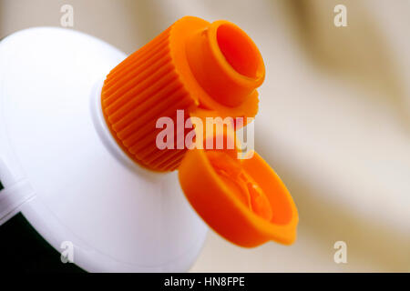 Ouvrir le bouchon orange de tube de dentifrice. Close-up. Banque D'Images