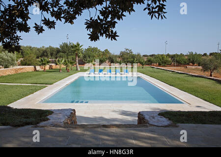 Villa Maison de ferme typique appelé masseria dans ville Tricase, Puglia, Italie : vue de la piscine privée Banque D'Images