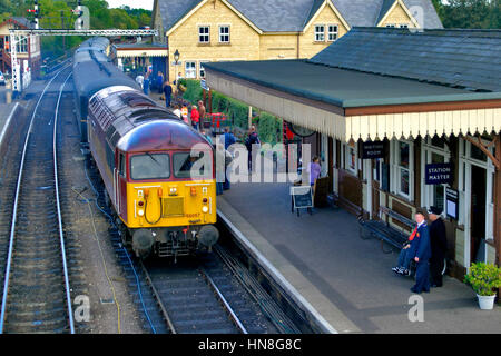 EWS locomotive diesel, numéro 56057, laissant Wansford, Nene Valley heritage railway line, Peterborough, España Banque D'Images