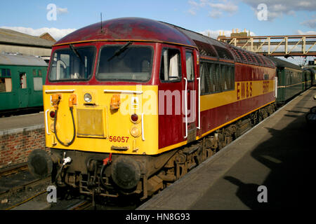 EWS locomotive diesel, numéro 56057, laissant Wansford, Nene Valley heritage railway line, Peterborough, España Banque D'Images