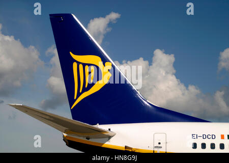 Tailfin logo d'un avion de Ryanair contre le ciel bleu. Banque D'Images