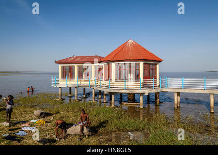 Peuple éthiopien, le lavage des vêtements et de la baignade, près de la jetée de poissons, lac Ziway, Ethiopie Banque D'Images