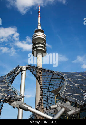 Munich, Allemagne - le 5 septembre 2010 : tour Olympiaturm et toit de stade olympique. La tour a une hauteur de 291 m et un poids de 52 500 tonnes. Banque D'Images