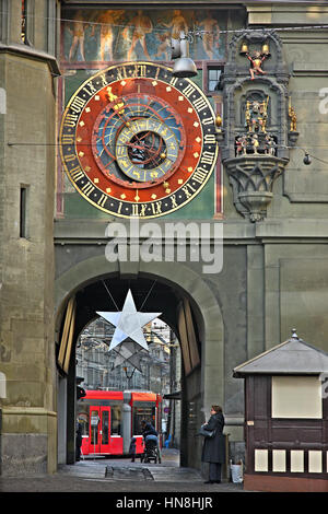 La tour de l'horloge, la célèbre tour de l'horloge de la vieille ville (Altstadt) de Berne Kramgasse à « marchands (rue), Switzeralnd» Banque D'Images