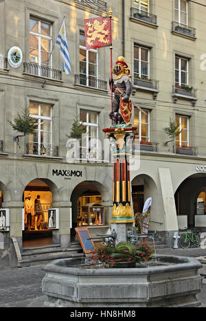 Un ours - symbole de Berne- dans l'une des dizaines de fontaines dans la vieille ville (Altstadt) de Berne, Suisse Banque D'Images