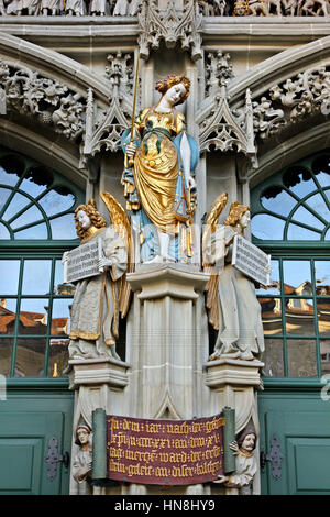 La sculpture de la Justice sur le portail principal de l'Cathedal (Münster) dans la vieille ville de Berne, Suisse Banque D'Images