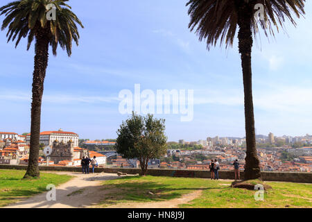 5 septembre 2012 : les touristes d'admirer la vue depuis l'un des meilleurs sites touristiques de Porto. Miradouro da Vitoria, Porto, Portugal Banque D'Images