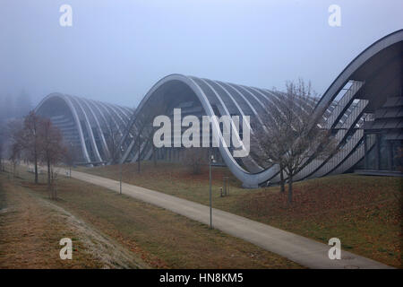 Le Zentrum Paul Klee est un musée dédié à l'artiste Paul Klee, situé à Berne, Suisse, et conçu par l'architecte italien Renzo Piano Banque D'Images