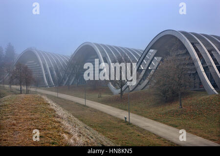 Le Zentrum Paul Klee est un musée dédié à l'artiste Paul Klee, situé à Berne, Suisse, et conçu par l'architecte italien Renzo Piano Banque D'Images