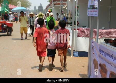 Amis d'enfance la vente de jus d'orange aux passants au Cambodge Banque D'Images