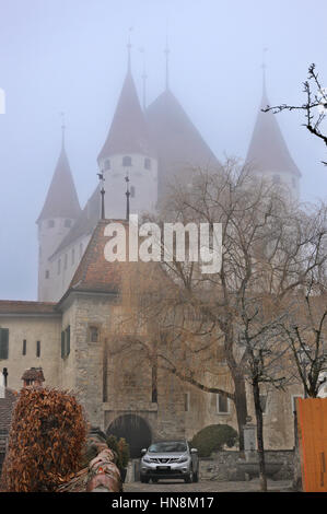 Le Château de Thoune, caché dans la brume. La ville de Thoune, Berne canton, Suisse. Banque D'Images