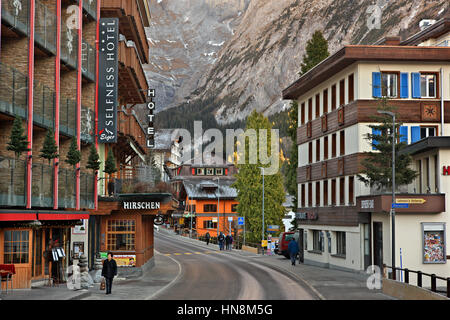 Dans la rue, dans le village de Grindelwald 'shadow' du Mont Eiger (3,970 m), dans les Alpes bernoises en Suisse. Banque D'Images