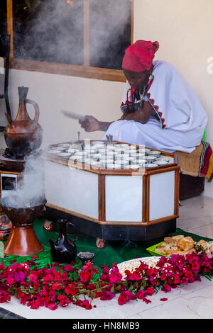 Une femme éthiopienne de la préparation du café à la terrasse d'un café (Café Cérémonie), lac Ziway, Ziway, Ethiopie Banque D'Images
