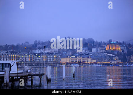 Nuit de brouillard tombant à Lucerne, Suisse. Banque D'Images