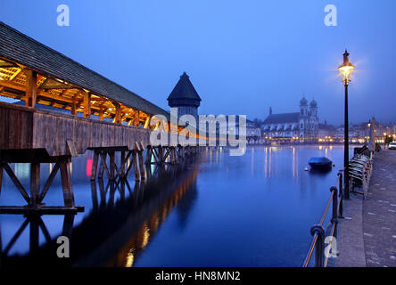 La célèbre Kapellbrücke (pont de la chapelle'), une passerelle en bois couverte de l'autre côté de la rivière Reuss, dans la ville de Lucerne, Suisse Banque D'Images